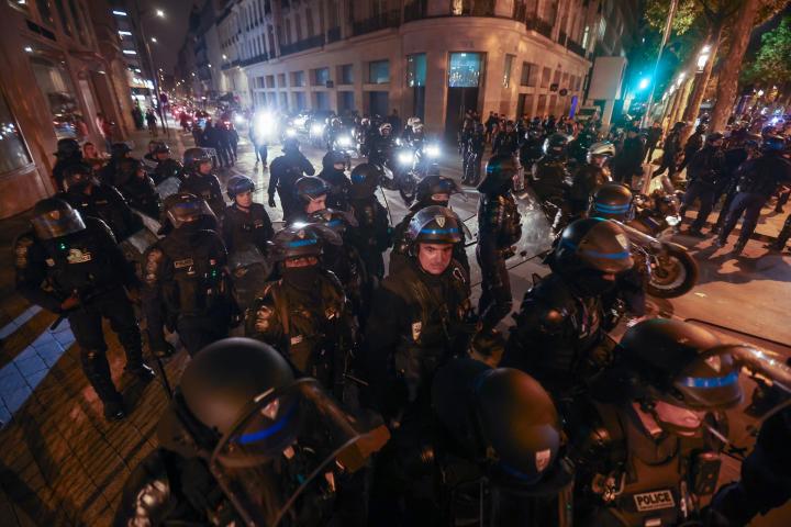 Despliegue policial y militar en las calles de París este domingo.