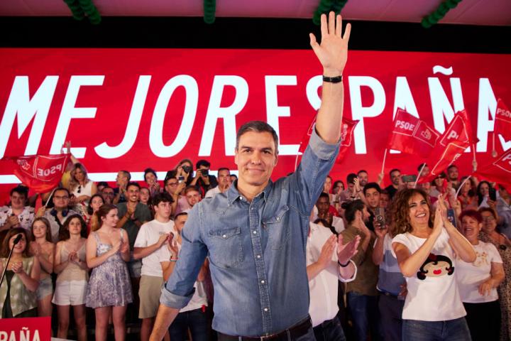 El candidato Pedro Sánchez acude a un acto del PSOE en Sevillla.