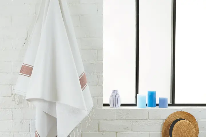 Las toallas de By Foutas están hechas con algodón reciclado y sus flecos son anudados a mando por artesanas tunecinas.