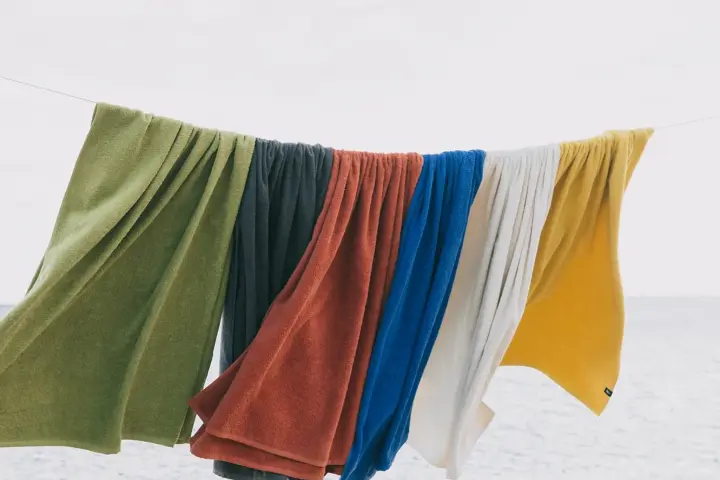 Las toallas de la firma portuguesa Torres Novas, son 100% algodón, ligeras, de colores 'plain', de rayas, de todos los tamaños y para todos los presupuestos. Perfectas para presumir de estilo en la playa o a la piscina y, a la vez, cuidar el medioambiente. Las de la imagen pertenecen a la colección Mar Tranquilo que evoca la serenidad del mar y de las tardes de verano.