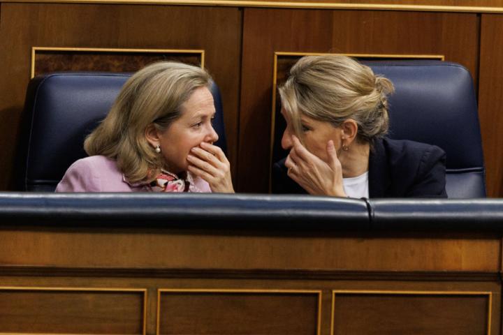 Nadia Calviño y Yolanda Díaz conversan en un pleno del Congreso
