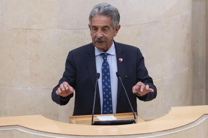 Revilla, en su último pleno como presidente de Cantabria