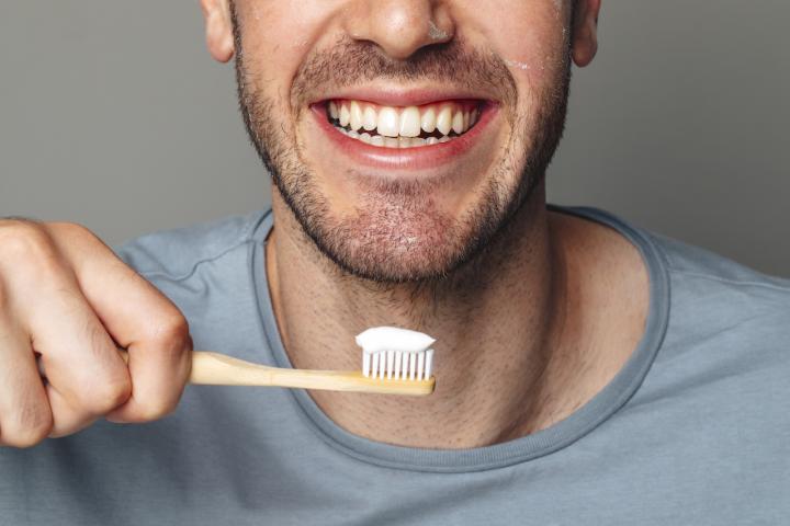 Un ensayo clínico demuestra los beneficios de un dentífrico para la salud bucal.