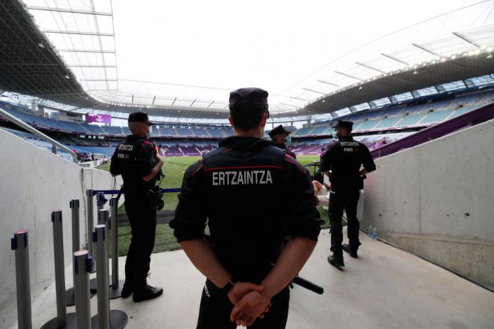 Varios agentes de la Ertzaintza supervisa la seguridad en el Estadio Anoeta.