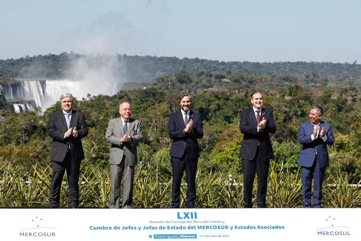 De izquierda a derecha los cancilleres, Francisco Bustillo de Uruguay, Mauro Vieira de Brasil, Santiago Cafiero de Argentina, Julio Cesar Arriola de Paraguay y Rogelio Mayta de Bolivia, posan hoy en Puerto Iguazú (Argentina).