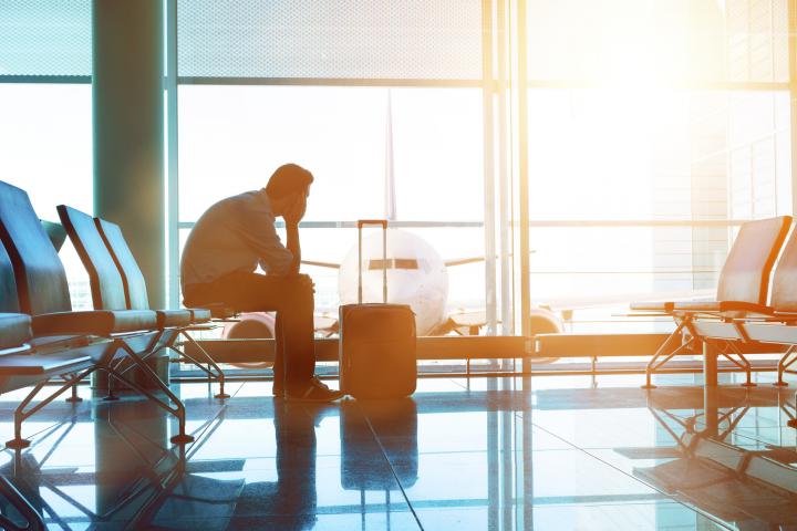 Imagen de archivo de un hombre en un aeropuerto.