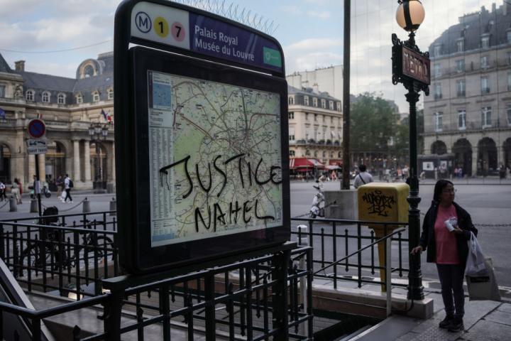 'Justicia Nahel', una pintada en la entrada del metro de París en el sexto día de protestas.