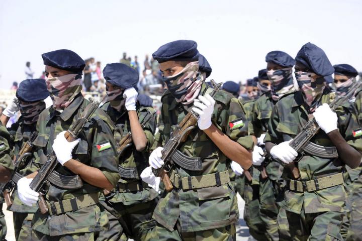 Marcha de soldados saharauis en una parada militar de Tindouf, Argelia.