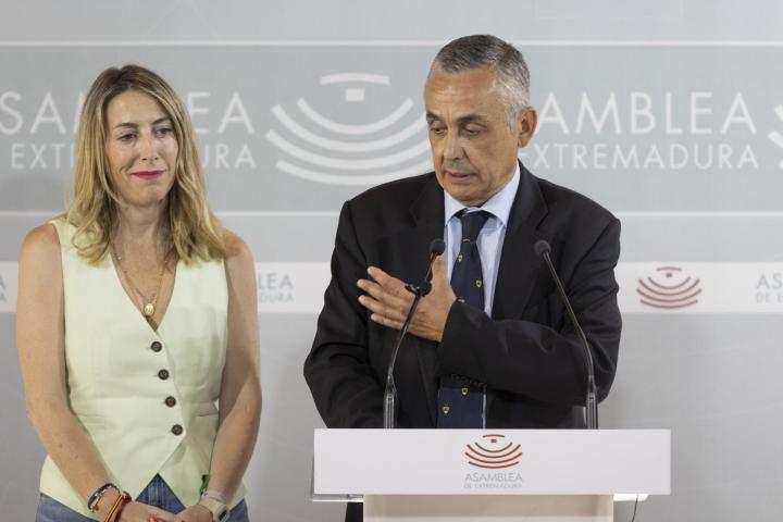 María Guardiola, junto al candidato de Vox a la Presidencia de la Junta, Ángel Pelayo Gordillo, durante una comparecencia ante los medios tras rubricar el acuerdo de gobierno de coalición.
