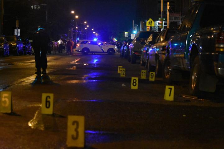 Pruebas policiales tras el tiroteo en Filadelfia