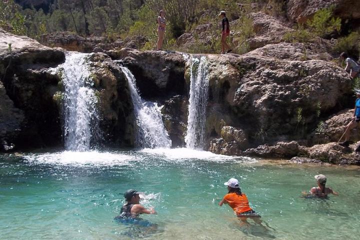 Bañistas en una de las pozas del río Fraile, en Bicorp.