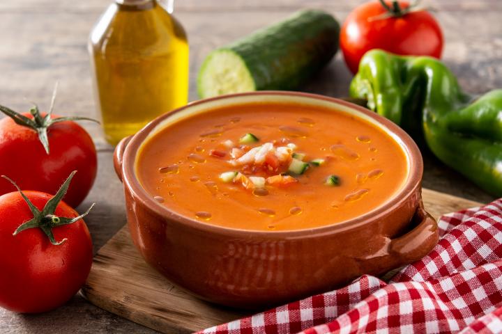Gazpacho elaborado con los ingredientes tradicionales: tomate, pimiento, pepino y aceite de oliva.