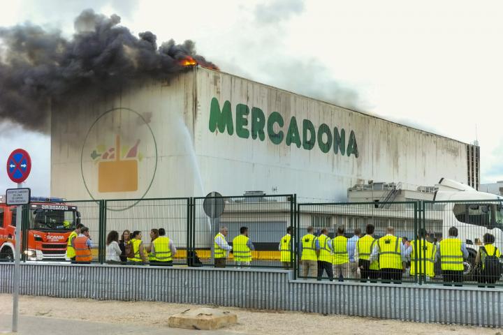Imágenes del incendio en la nave de Mercadona situada en Ribarroja de Turia (Valencia)
