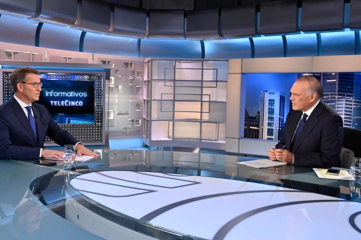 Pedro Piqueras entrevista a Núñez Feijóo en Telecinco.