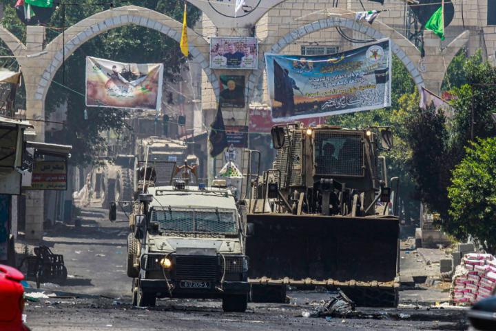 Un convoy militar israelí avanza por las calles del campamento de Yenín.