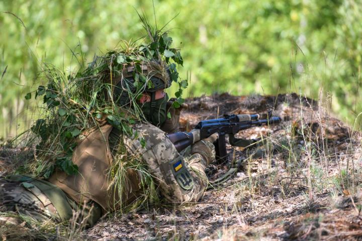 Un soldado ucraniano adiestrándose para la contraofensiva, en algún punto en las inmediaciones de Chernígov.