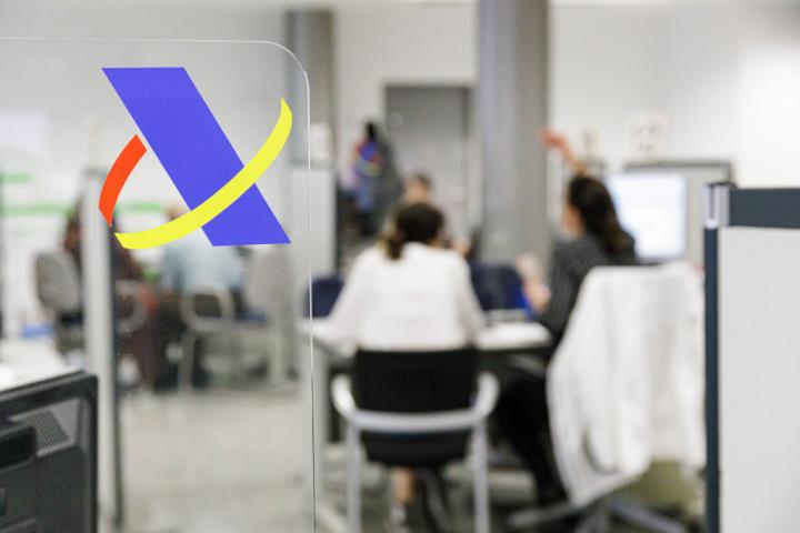 Varias personas acuden a su cita presencial con la Agencia Tributaria para presentar la declaración de la renta.