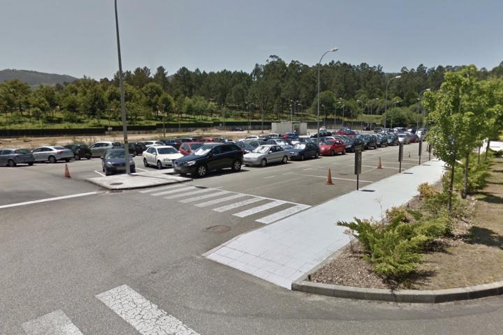 Aparcamiento en el que habría quedado el coche con el niño dentro.