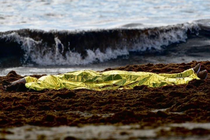 El cadáver de una persona en la playa de La Ribera (Ceuta).