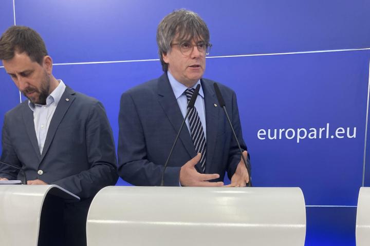El expresidente catalán Carles Puigdemont, junto con el eurodiputado catalán Antoni Comin durante la rueda de prensa celebrada en la sede del Parlamento Europeo.