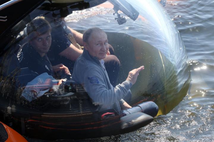 El presidente ruso, Vladímir Putin, en una imagen de archivo subido a un sumergible C-Explorer 3.11.