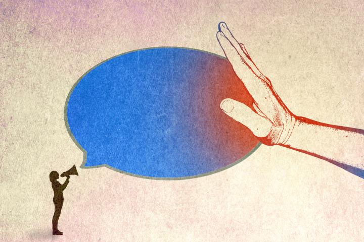 Imagen conceptual de una mano tapando el discurso de una persona.