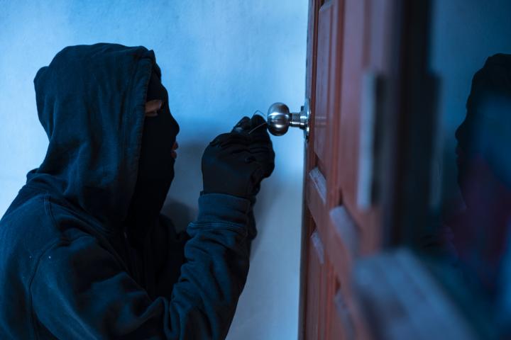 Recreación de la entrada de un ladrón en una vivienda para robar.
