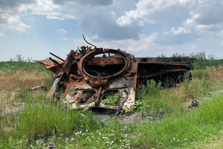 Un tanque destruido en las inmediaciones de Jersón (sur de Ucrania).