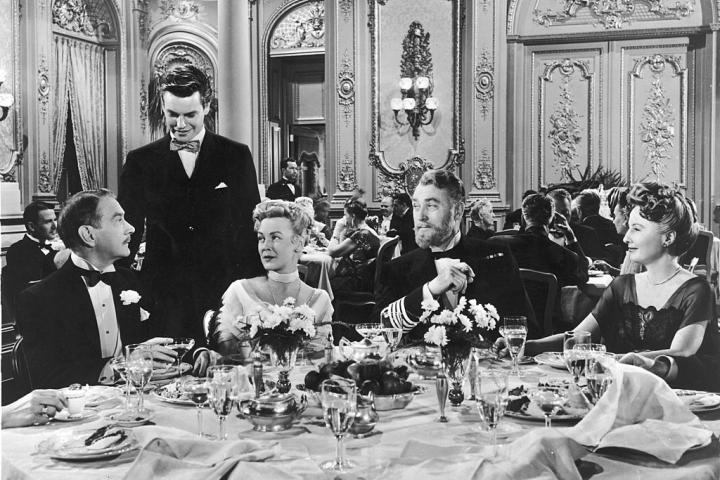 Una cena en el fastuoso comedor del transatlántico recreada en la película 'Titanic' de 1953.