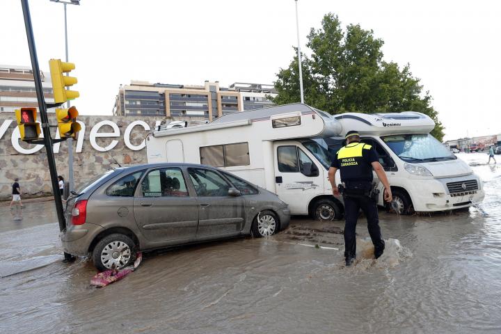Destrozos tras la gran tormenta de lluvia y granizo caída en Zaragoza.