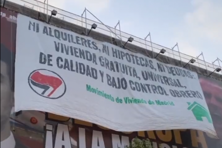 Instante en que se despliega la pancarta sobre la lona de Desokupa.