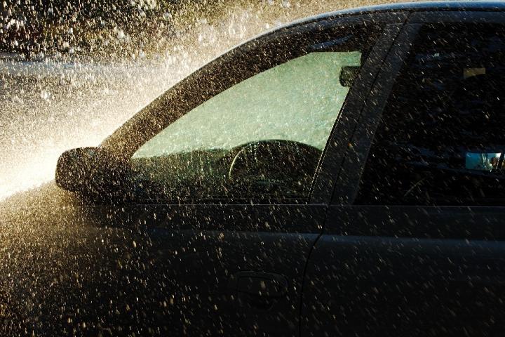 Un coche salpicado por una granizada