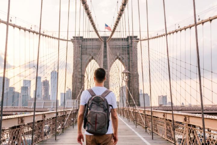 Visitante en el puente de Brooklyn, en Nueva York