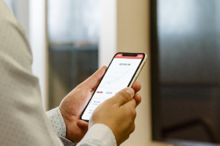 Mujer consultando en el móvil su cuenta bancaria