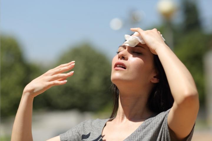 Una mujer intentando refrescarse ante la ola de calor