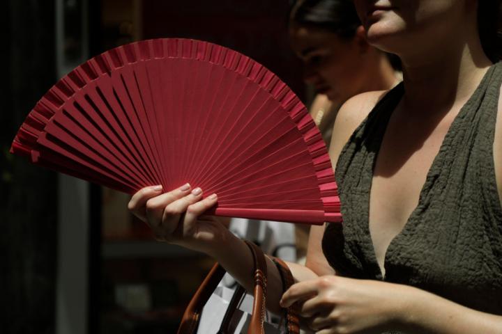 Una mujer sostiene un abanico en Palma este 8 de julio.