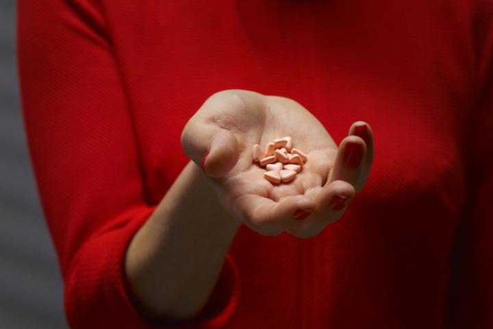 Una persona sostienes unas pastillas en su mano en una imagen ilustrativa.