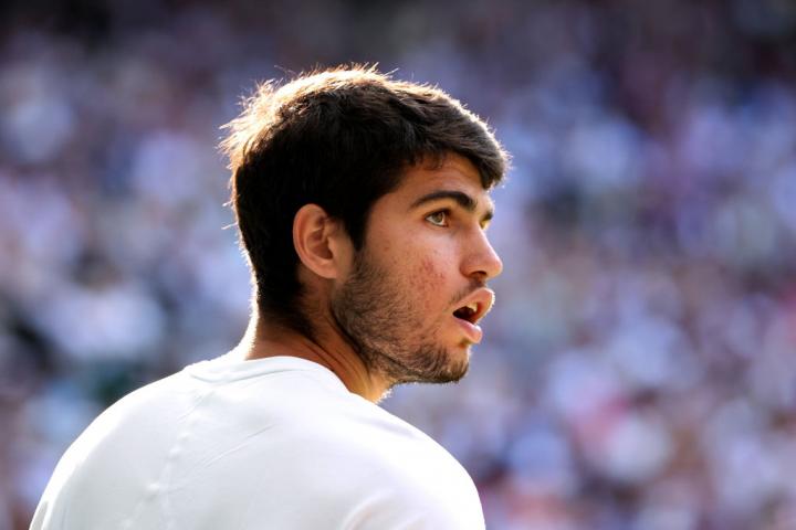 Carlos Alcaraz, en un momento de su partido contra Rune en Wimbledon