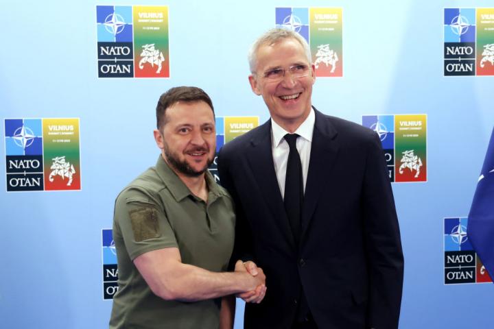 El presidente ucraniano, Volodímir Zelenski, y el secretario general de la OTAN, Jens Stolteberg, durante la cumbre de Vilna (Polonia).