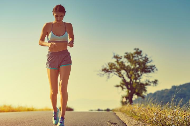 Mujer corriendo bajo el sol