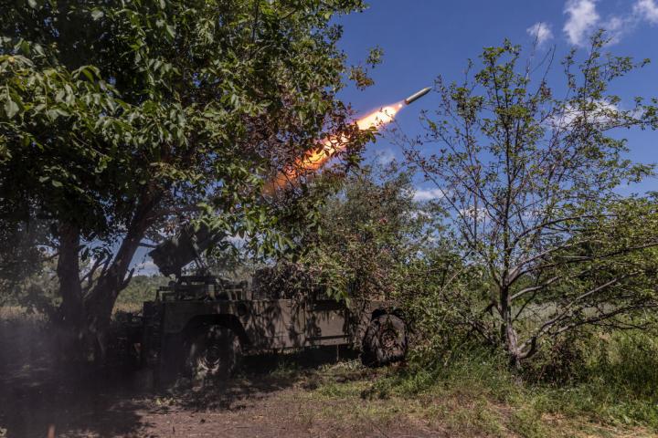 Soldados ucranianos abren fuego con un lanzacohetes montado MLRS RAK-SA-12, en dirección a Bajmut (Donetsk).