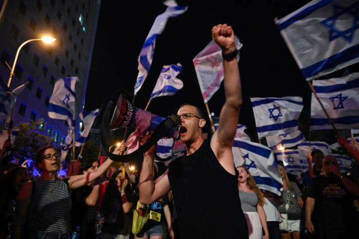 Un manifestante contra la reforma judicial de Israel en la marcha de Tel Aviv