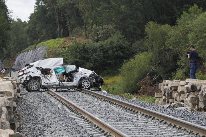 Estado en el que ha quedado el vehículo arrollado por un tren en Lugo.