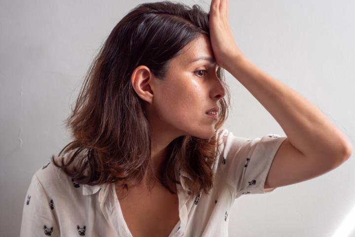 Imagen de archivo de una mujer que ha olvidado algo.