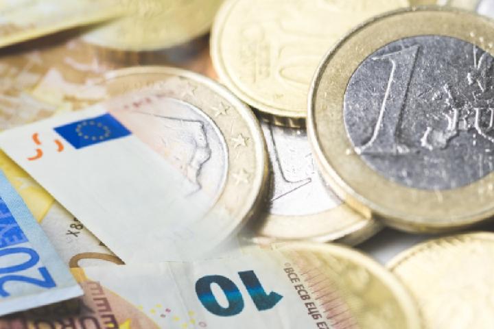 Imagen de varios billetes y monedas de euro