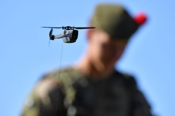 Un soldado británico opera un mini dron Black Hornet, durante una presentación al ex premier Boris Johnson.