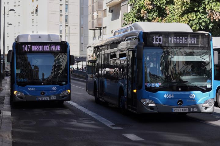 Dos autobuses de las líneas 147 y 133 de la Empresa Municipal de Transportes de Madrid (EMT), en una imagen de archivo