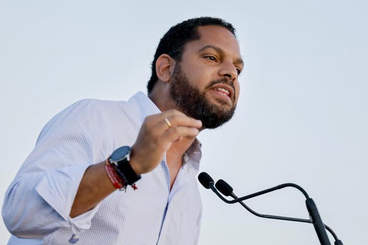 El secretario general de Vox, Ignacio Garriga, interviene en un acto del partido.