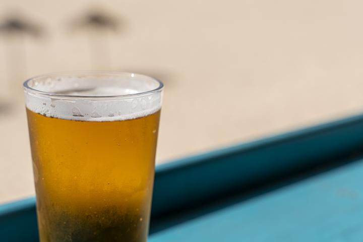 Imagen de archivo de una cerveza en un chiringuito de playa.