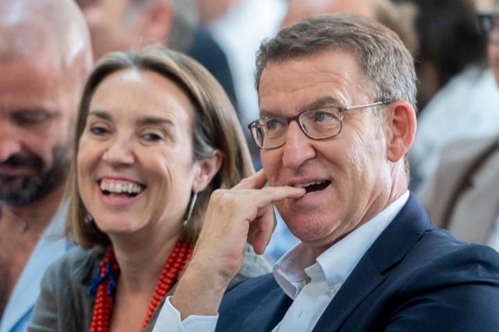 Feijóo, en uno de esos gestos típicos de cuando estás en primera fila